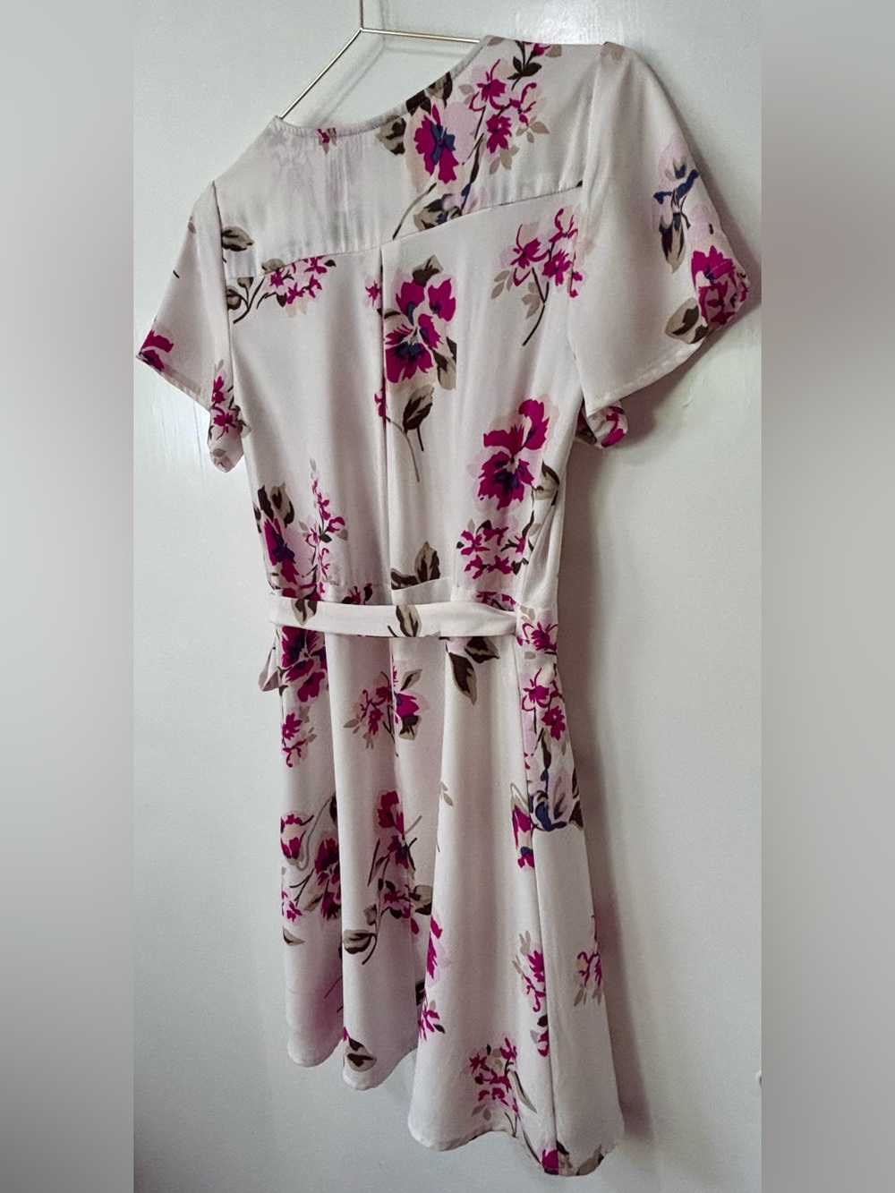 Dynamite| Feminine White Short Sleeve Wrap Dress w/Fuchsia Floral Print Sz M - Picture 6 of 8